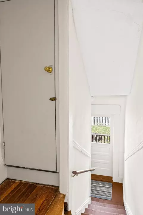 Entry Way - 4111 Hamilton Ave, Baltimore, MD 21206 photo 7 of 9