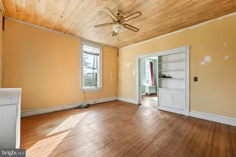 Living - 4111 Hamilton Ave, Baltimore, MD 21206 photo 1 of 7
