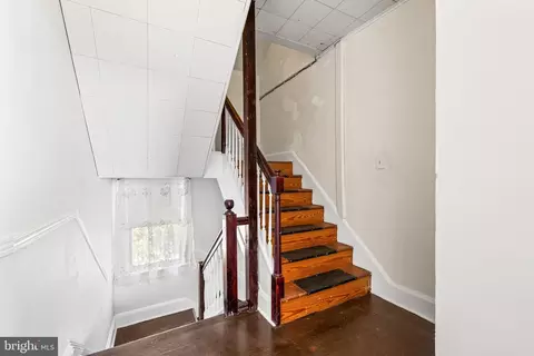 Entry Way - 4111 Hamilton Ave, Baltimore, MD 21206 photo 5 of 9