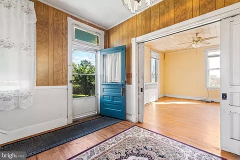 Entry Way - 4111 Hamilton Ave, Baltimore, MD 21206 photo 2 of 9