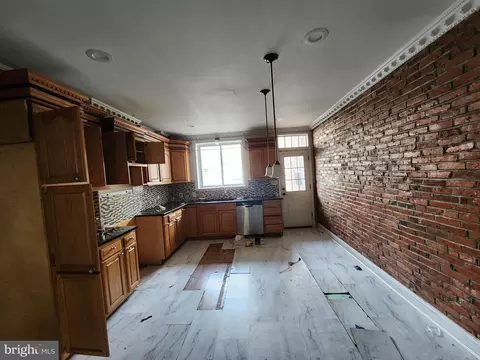 Entry Way - 39 S Highland Ave, Baltimore, MD 21224 photo 3 of 10