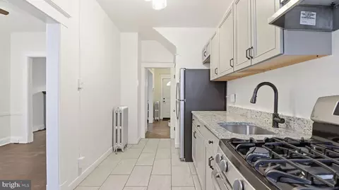 Entry Way - 3324 Cliftmont Ave, Baltimore, MD 21213 photo 6 of 14