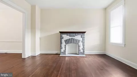 Living - 3324 Cliftmont Ave, Baltimore, MD 21213 photo 3 of 5