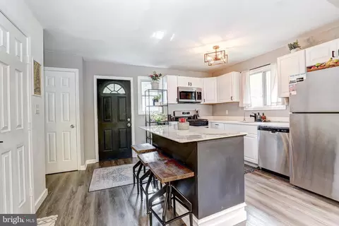 Entry Way - 1407 Redfern Ave, Baltimore, MD 21211 photo 3 of 4