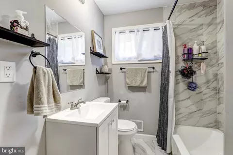 Bath - 1407 Redfern Ave, Baltimore, MD 21211 photo 1 of 3