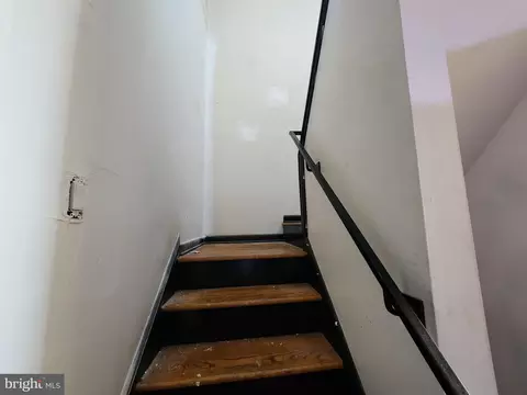 Entry Way - 1514 E Madison St, Baltimore, MD 21205 photo 8 of 9