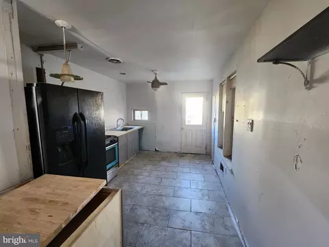 Entry Way - 1514 E Madison St, Baltimore, MD 21205 photo 3 of 9