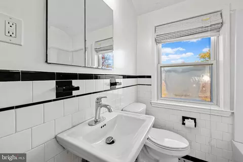Bath - 1027 Evesham Ave, Baltimore, MD 21212 photo 2 of 3