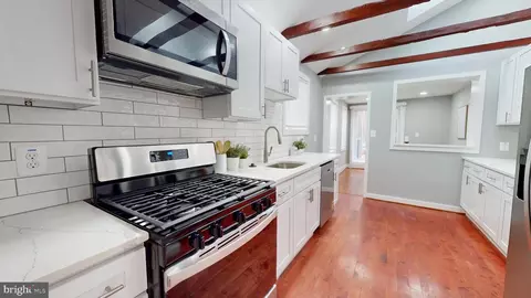 Entry Way - 1912 E Pratt St, Baltimore, MD 21231 photo 4 of 7