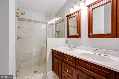 Bath - 815 S Sharp St, Baltimore, MD 21230 photo 2 of 4