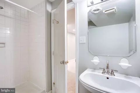 Bath - 815 S Sharp St, Baltimore, MD 21230 photo 4 of 4