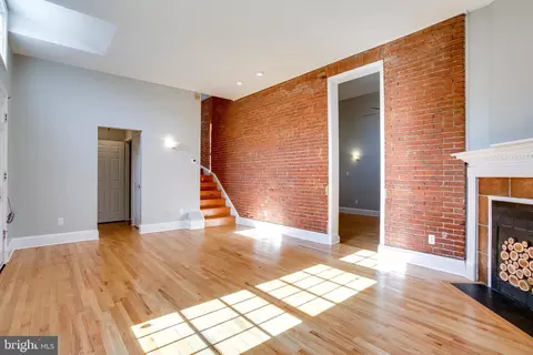 Living - 815 S Sharp St, Baltimore, MD 21230 photo 3 of 4