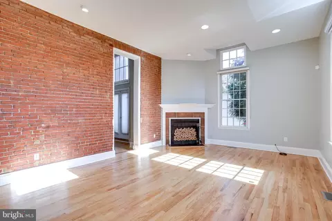 Living - 815 S Sharp St, Baltimore, MD 21230 photo 2 of 4