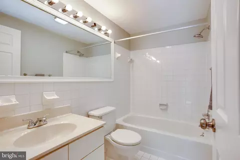 Bath - 815 S Sharp St, Baltimore, MD 21230 photo 3 of 4