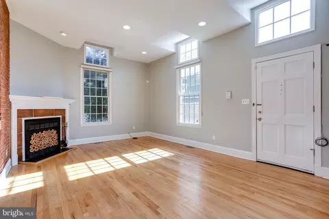 Living - 815 S Sharp St, Baltimore, MD 21230 photo 1 of 4