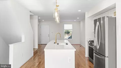 Entry Way - 4611 Dillon St, Baltimore, MD 21224 photo 4 of 7