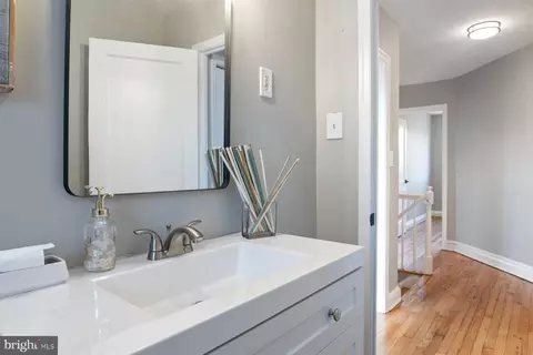 Entry Way - 4801 Sinclair Ln, Baltimore, MD 21206 photo 2 of 3
