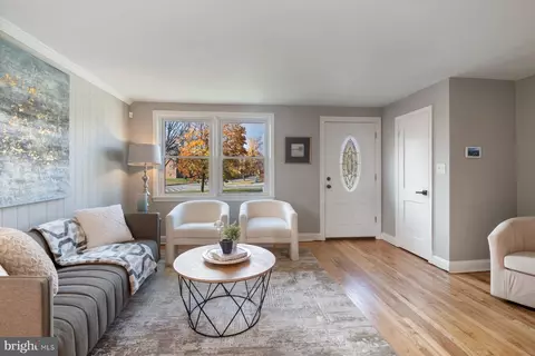 Living - 4801 Sinclair Ln, Baltimore, MD 21206 photo 3 of 3