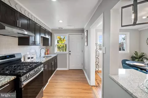 Entry Way - 4801 Sinclair Ln, Baltimore, MD 21206 photo 1 of 3