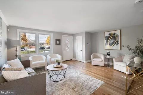 Living - 4801 Sinclair Ln, Baltimore, MD 21206 photo 2 of 3