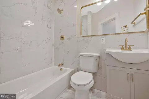 Bath - 2308 Harlem Ave, Baltimore, MD 21216 photo 2 of 5