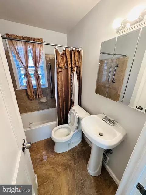 Bath - 4728 Chatford Ave, Baltimore, MD 21206 photo 1 of 2