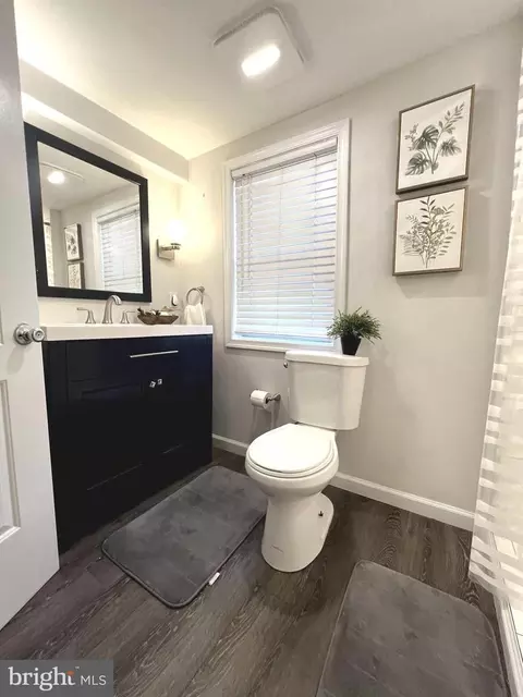 Bath - 324 S Castle St, Baltimore, MD 21231 photo 2 of 3
