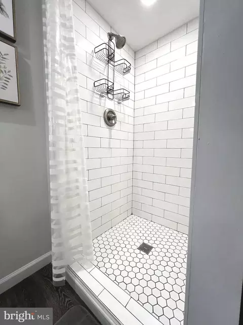 Bath - 324 S Castle St, Baltimore, MD 21231 photo 3 of 3