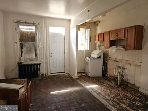 Entry Way - 3239 Dudley Ave, Baltimore, MD 21213 photo 5 of 9