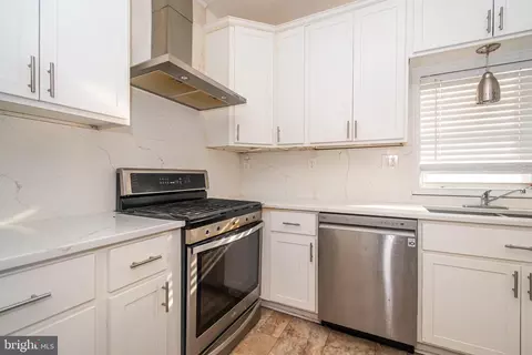 Entry Way - 3306 Walbrook Ave, Baltimore, MD 21216 photo 2 of 10