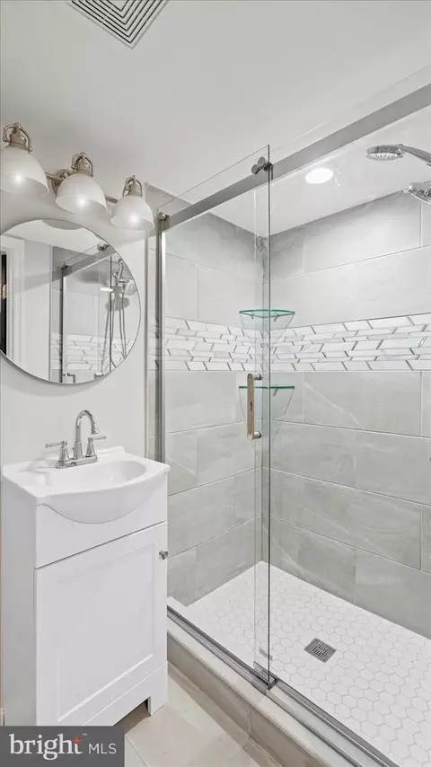 Bath - 3223 Spaulding Ave, Baltimore, MD 21215 photo 1 of 4