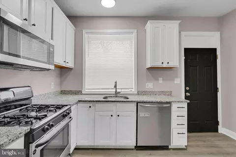 Kitchen - 2576 W Baltimore St W, Baltimore, MD 21223 photo 2 of 2