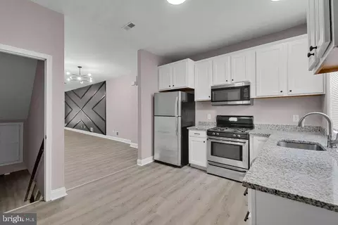 Entry Way - 2576 W Baltimore St W, Baltimore, MD 21223 photo 7 of 12