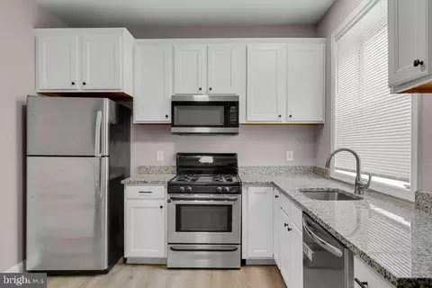 Kitchen - 2576 W Baltimore St W, Baltimore, MD 21223 photo 1 of 2