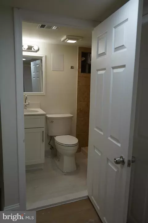 Bath - 40 Upmanor Rd, Baltimore, MD 21229 photo 4 of 5