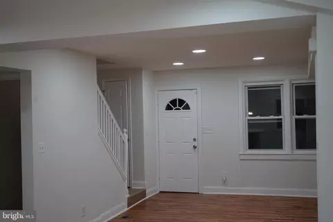 Entry Way - 40 Upmanor Rd, Baltimore, MD 21229 photo 3 of 12