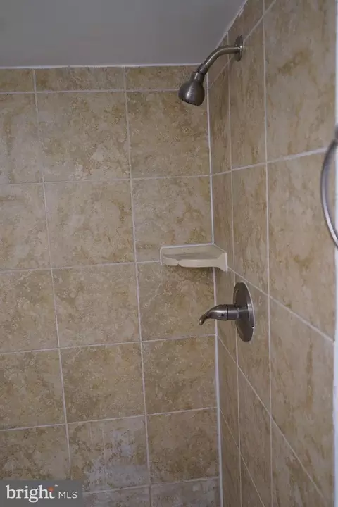 Bath - 40 Upmanor Rd, Baltimore, MD 21229 photo 3 of 5