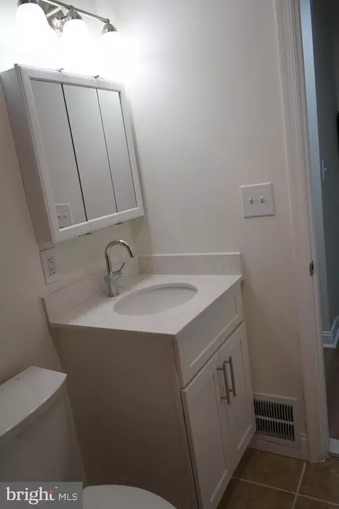 Bath - 40 Upmanor Rd, Baltimore, MD 21229 photo 2 of 5