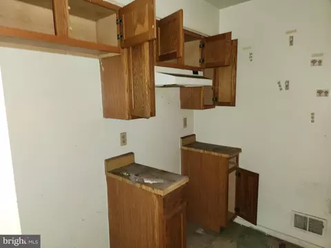 Entry Way - 902 N Stricker St, Baltimore, MD 21217 photo 5 of 8