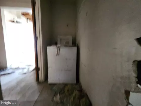 Entry Way - 902 N Stricker St, Baltimore, MD 21217 photo 6 of 8
