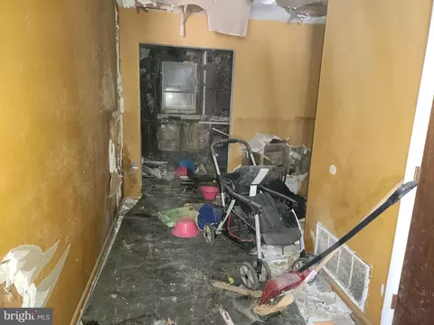 Entry Way - 933 N Mount St, Baltimore, MD 21217 photo 3 of 9