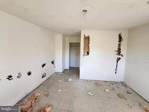 Entry Way - 933 N Mount St, Baltimore, MD 21217 photo 7 of 9