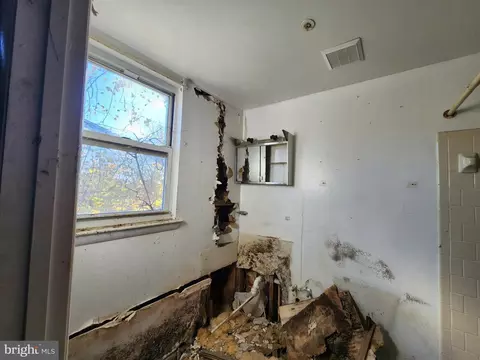 Entry Way - 933 N Mount St, Baltimore, MD 21217 photo 6 of 9