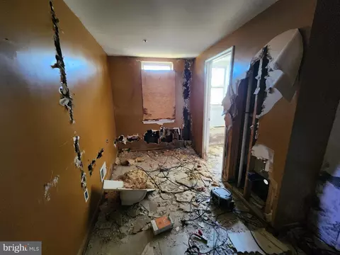 Entry Way - 933 N Mount St, Baltimore, MD 21217 photo 5 of 9