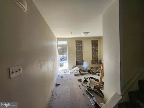 Entry Way - 1150 N Carrollton Ave, Baltimore, MD 21217 photo 2 of 5