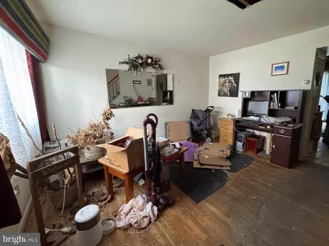 Living - 4766 Melbourne Rd, Baltimore, MD 21229 photo 1 of 2
