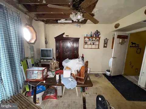 Entry Way - 4766 Melbourne Rd, Baltimore, MD 21229 photo 2 of 2