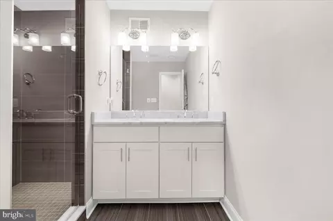 Bath - 932 S Clinton St S, Baltimore, MD 21224 photo 3 of 6