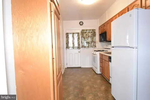 Entry Way - 1516 Coldspring Ln, Baltimore, MD 21218 photo 3 of 7