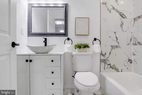 Bath - 3015 Windsor Ave, Baltimore, MD 21216 photo 2 of 8